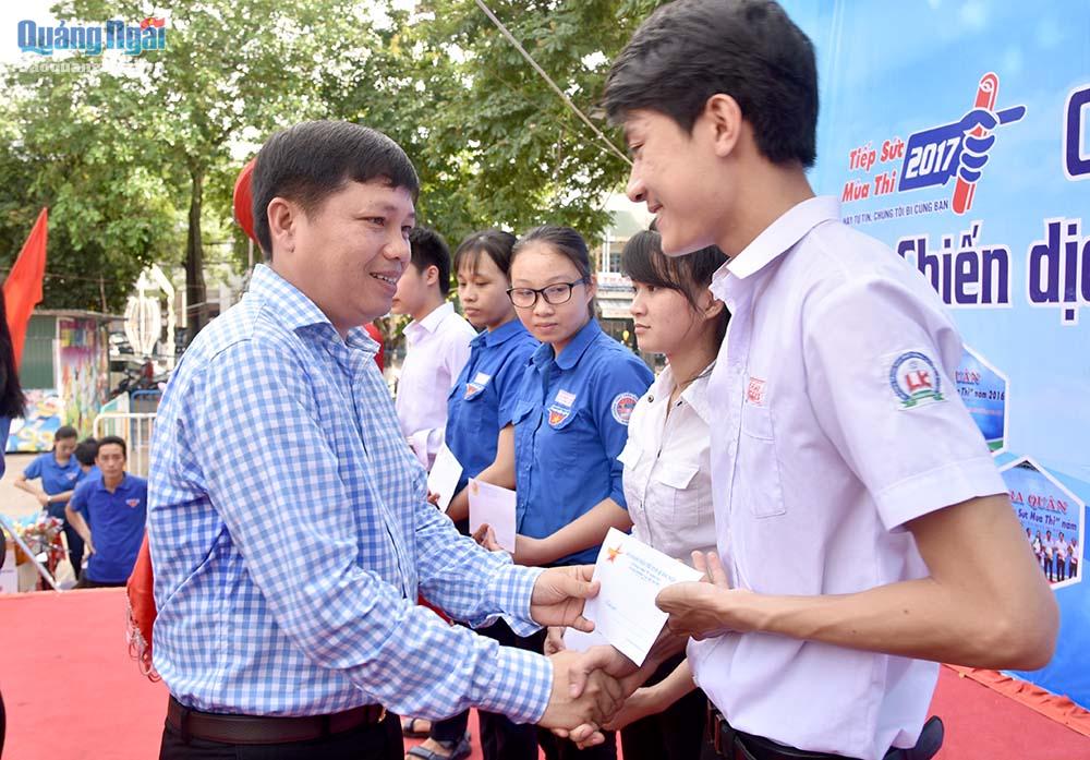Ông Vi Nhất Trường- Chủ tịch Hội doanh nhân trẻ trao tặng học bổng cho các em học sinh nghèo