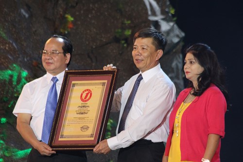 Ông Nguyễn Hữu Hoài (giữa) chủ tịch UBND tỉnh Quảng Bình đón nhận bằng công nhận kỷ lục của hang Sơn Đoòng