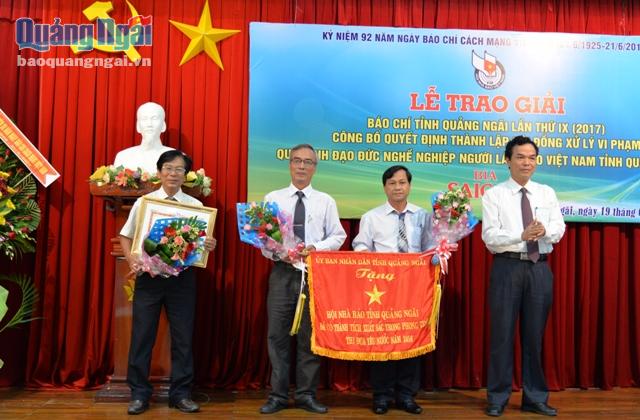 Hội Nhà báo Việt Nam tỉnh đón nhận cờ thi đua xuất sắc do UBND tỉnh trao tặng