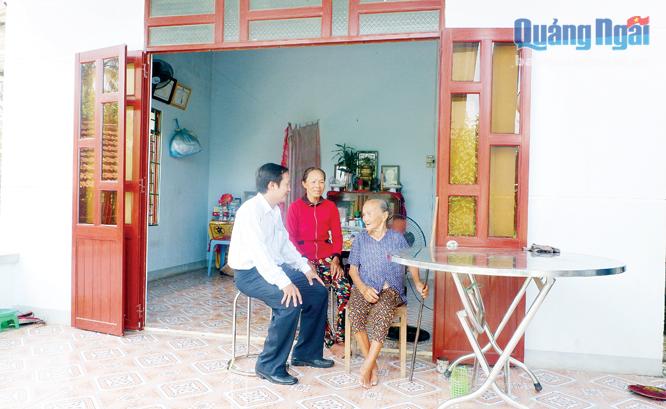 Mẹ VNAH Võ Thị Lâm trò chuyện cùng với cán bộ phụ trách việc chăm lo cho người có công của xã Phổ Ninh trong căn nhà mới.