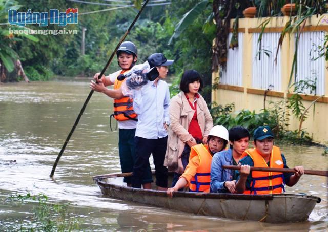 Các phóng viên trên chiếc ghe về thôn An Trường, xã Phổ Ninh mùa mưa lũ năm 2016