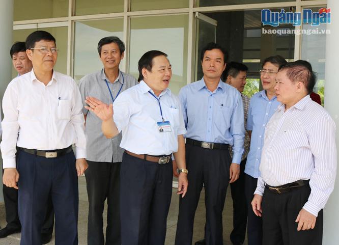 Thứ trưởng Bộ GD&ĐT Bùi Văn Ga (bên phải) kiểm tra tại điểm thi Trường Đại học Phạm Văn Đồng. Ảnh: Tr. Phương