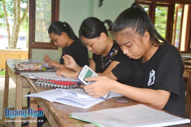 Các thí sinh tại điểm thi THPT Trà Bồng đang kiểm tra lại kiến thức, sẵn sàng cho kỳ thi.                         Ảnh: Đ.Sương