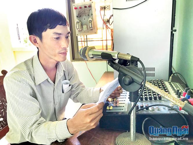 Anh Phạm Minh Tuấn thực hiện công tác phát thanh tại xã Tịnh Phong (Sơn Tịnh).