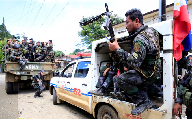 Lực lượng cảnh sát đặc nhiệm của Philippines được tăng cường xuống Marawi ngày 19-6 - Ảnh: Reuters
