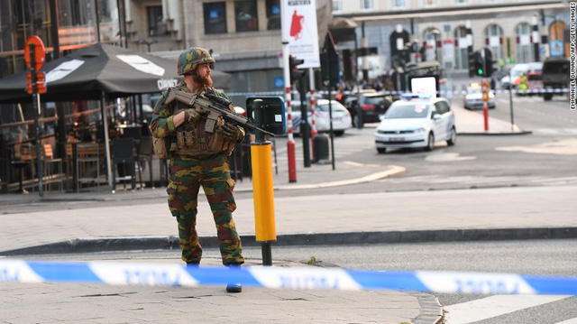  Binh lính canh gác bên ngoài khu vực nhà ga xảy ra vụ đánh bom. (Ảnh: Getty Images)