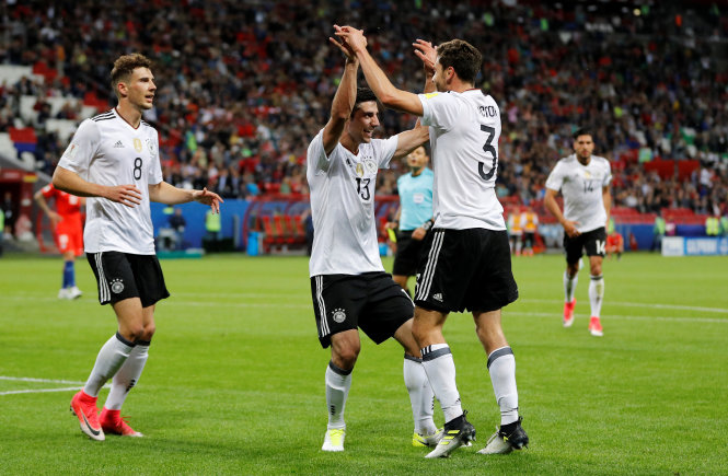 Các cầu thủ Đức ăn mừng bàn gỡ hòa. Ảnh: REUTERS