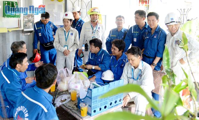 Chủ tịch Công đoàn BSR bà Khuất Thị Lê thăm hỏi, động viên người lao động tham gia bảo dưỡng tổng thể lần thứ 3 Nhà máy Lọc dầu Dung Quất. Ảnh: PV