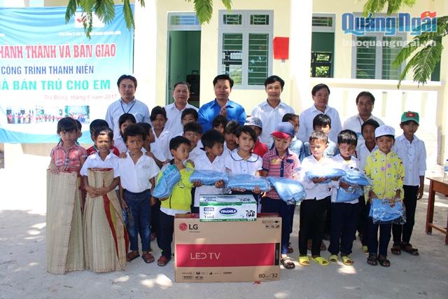 Tỉnh đoàn trao tặng quà cho các em học sinh xã Trà Giang nhân dịp trao bàn giao Nhà bán trú