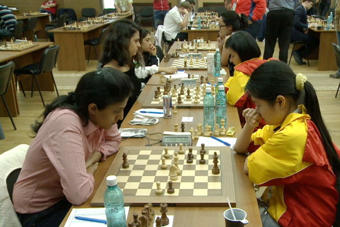 Thảo Nguyên (phải) cầm hòa kỳ thủ hạng 9 nữ thế giới Harika Dronavalli. Ảnh: UGRA       
