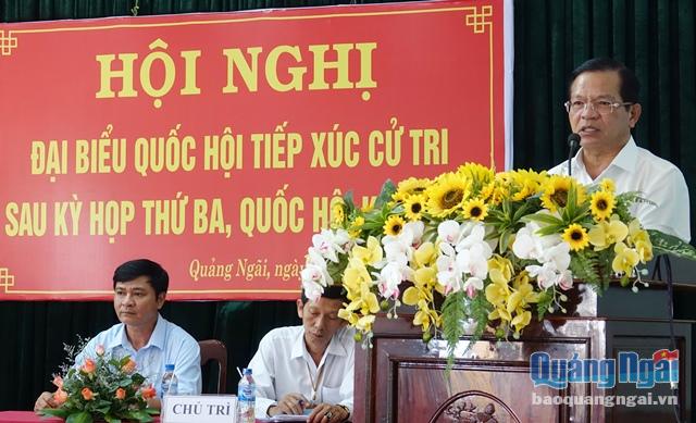 Ủy viên TƯ Đảng- Bí thư Tỉnh ủy-Trưởng đoàn Đoàn ĐBQH tỉnh Lê Viết Chữ phát biểu ý kiến tại buổi tiếp xúc