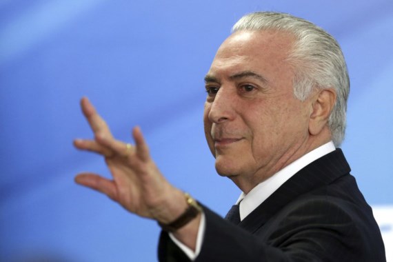  Tổng thống Brazil Michel Temer vẫy chào sau khi tham dự một buổi lễ tại Dinh Tổng thống ở Brasilia, ngày 26-6-2017. Ảnh: AP