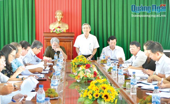 Chủ tịch Ủy ban MTTQ Việt Nam tỉnh phát biểu chỉ đạo tại buổi làm việc với Huyện ủy Ba Tơ. ẢNH: HIỀN THU