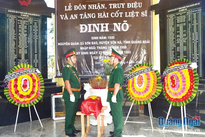 Hài cốt liệt sĩ Đinh Nõ được khai quật tại tỉnh Thanh Hóa , đưa về  quê an táng tại Nghĩa trang liệt sĩ huyện Sơn Tây.  ẢNH: XUÂN HIẾU
