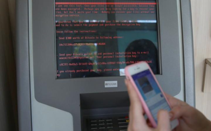 Thông báo yêu cầu tiền chuộc trên một màn hình của một thiết bị đầu cuối thanh toán tại một chi nhánh của ngân hàng ở Ukraine. Ảnh: Telegraph