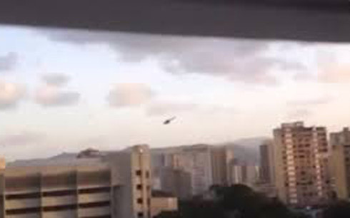 Hình ảnh chiếc trực thăng "làm loạn" ở Venezuela. Ảnh trích xuất từ video BBC.