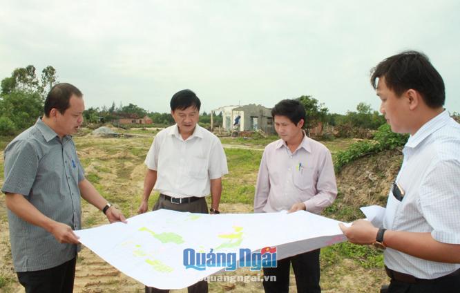 Sau khi tiếp nhận phản ánh của DN, Chủ tịch UBND tỉnh Trần Ngọc Căng đã đi thị sát thực tế giải quyết khó khăn, vướng mắc trong đền bù, GPMB dự án Khu Đô thị - Công nghiệp Dung Quất.