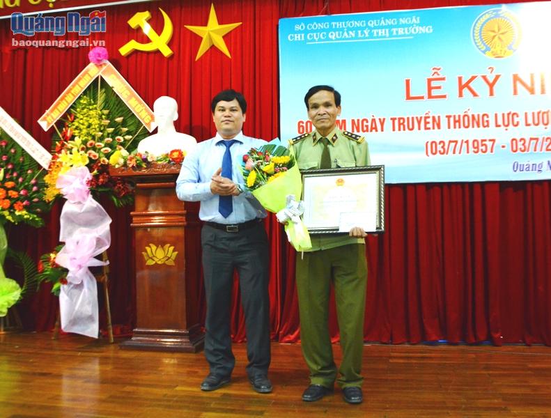 Ông Trần Phước Hiền- Giám đốc Sở Công thương trao Bằng khen của Bộ Công thương cho đại diện lãnh đạo Chi cục QLTT tỉnh.