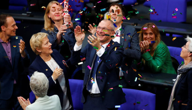 Voker Beck, một nghị sĩ của Đảng Xanh vui mừng khi Quốc hội Đức thông qua hôn nhân đồng giới - Ảnh: Reuters