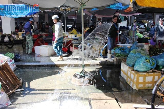 Hệ thống cống thoát nước bị ùn tắc tạo điều kiện cho muỗi phát triển là nguyên nhân gây ra ổ dịch lớn ở chợ Quảng Ngãi