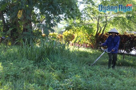 Khu lưu niệm rộng hơn 5ha nhưng duy chất chỉ có một người trông nom, chăm sóc cây cảnh.