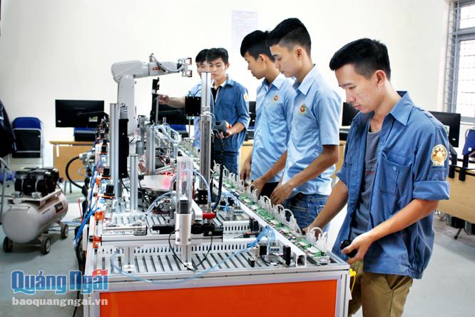 Trường Cao đẳng Việt Nam – Hàn Quốc chú trọng đầu tư thiết bị hiện đại để nâng cao tay nghề cho học viên.