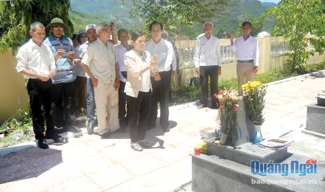   Thân nhân và đồng đội của liệt sĩ Hoàng Bá Lân thắp hương trước ngôi mộ được xác định là mộ đã chôn hài cốt  hai liệt sĩ Hoàng Bá Lân và Nguyễn Văn Dậy.