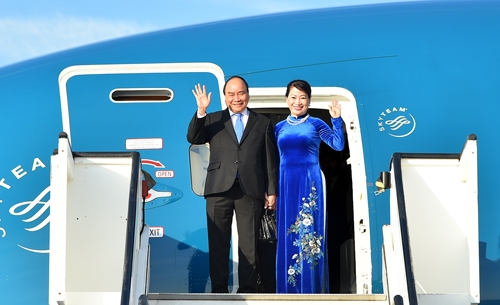 Thủ tướng và Phu nhân rời máy bay. Ảnh: VGP/Quang Hiếu