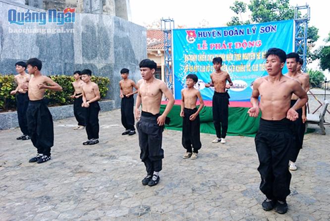 Các thành viên CLB Võ cổ truyền Nam Huỳnh Đạo Lý Sơn đang tập luyện.