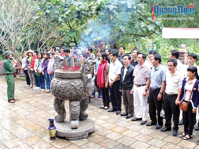 Thế hệ trẻ thắp hương viếng tám thanh niên xung phong hy sinh tại hang Tám Cô (Quảng Bình).                        ẢNH: HOÀNG HÀ