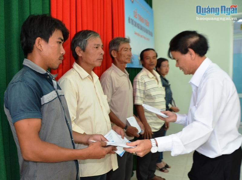 Đại diện Hội đồng Quản lý Qũy trao tiền hỗ trợ cho gia đình các ngư dân.