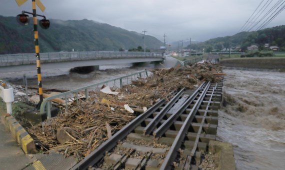 Mưa lớn suốt 9 giờ đồng hồ gây hư hỏng đường ray tàu điện ở tỉnh Fukuoka trên đảo Kyushu, tây nam Nhật Bản. Ảnh: REUTERS