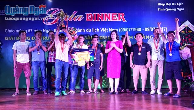 Đội bóng Nhà hàng Diễm Phương nhận chức vô địch nội dung bóng đá nam