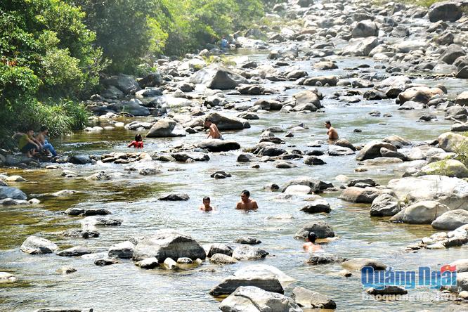 Nhiều du khách tìm đến suối thác nước Trà Bói để 