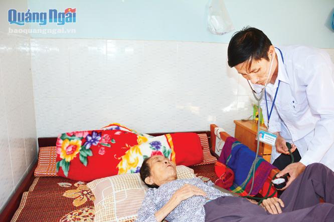  Y sĩ  Huỳnh Hoàng hơn 10 năm chăm lo sức khỏe người có công.