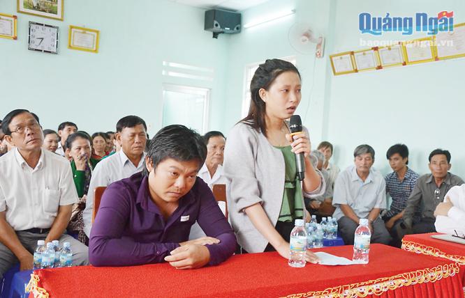 Vợ chồng ông Trần Văn Tỵ tại buổi đối thoại với lãnh đạo UBND TP. Quảng Ngãi.