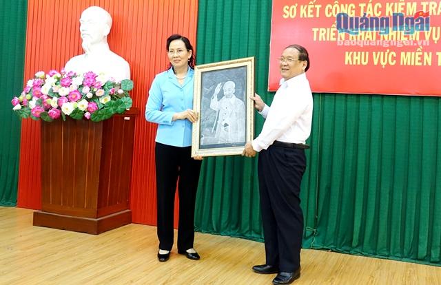 Ủy viên TƯ Đảng, Phó Chủ nhiệm UBKT TƯ  Lê Thị Thủy đại diện UBKT TƯ tặng bức tranh lưu niệm cho Tỉnh ủy Quảng Ngãi