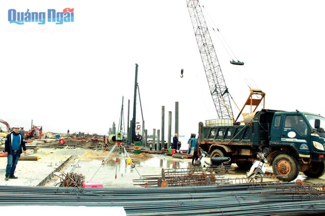 Nhà đầu tư thi công cảng Hào Hưng tại KKT Dung Quất.