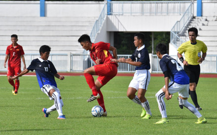 U15 Việt Nam (áo đỏ) đã có 3 điểm đầu tay trước U15 Campuchia. Ảnh: VFF.