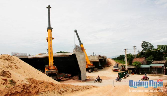 Công trường thi công Dự án đường cao tốc Đà Nẵng - Quảng Ngãi, đoạn qua Quảng Ngãi.