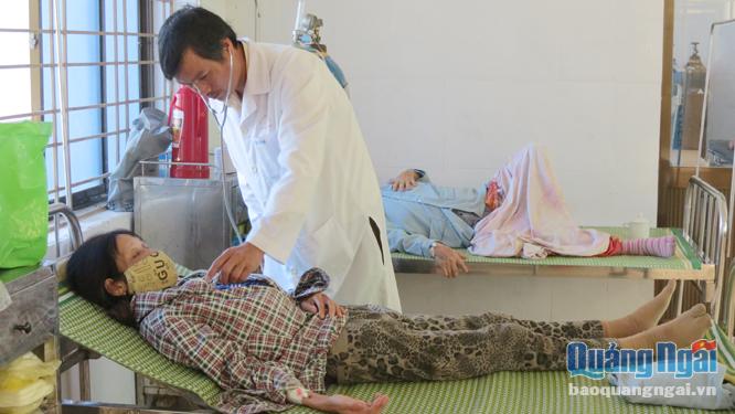  Nếu tham gia BHYT,  bệnh nhân sẽ giảm gánh nặng viện phí. Trong ảnh: Bệnh nhân điều trị ở Bệnh viện Lao - Phổi tỉnh.                    ẢNH: KN