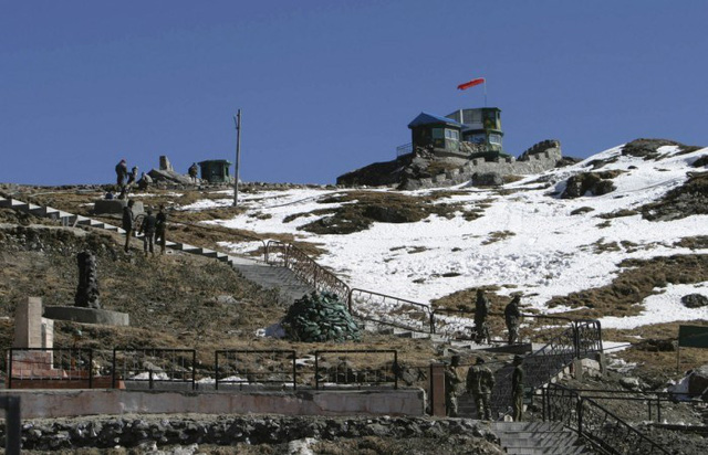 Binh sĩ Ấn Độ được nhìn thấy tại con đường thương mại Ấn Độ-Trung Quốc Nathu La, Bắc Gangtok, thủ phủ Sikkim năm 2009. Ảnh: REUTERS