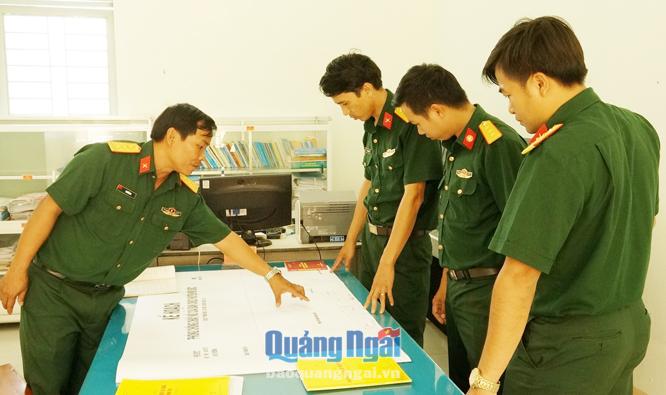 Thượng tá Nguyễn Ra (bên trái) trao đổi chuyên môn với đồng đội về các kế hoạch trước khi thông qua chỉ huy cấp trên.    