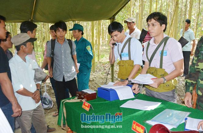 Tổ viết lệnh đang chuyển lệnh động viên cho quân nhân dự bị trong diễn tập “ĐV-17”của huyện Bình Sơn.