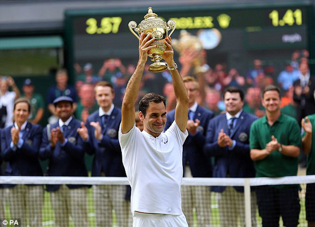Federer nâng cao cúp vô địch Wimbledon 2017