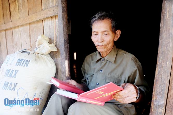  Tuổi cao, sức yếu nhưng ông Khoang vẫn nhớ như in khoảng thời gian cống hiến cho đất nước.