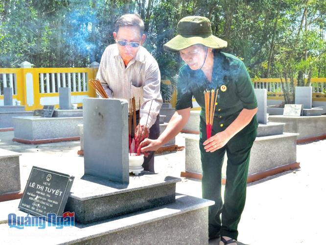 Hai vợ chồng ông Thành thắp hương cho đồng đội ở Nghĩa trang  liệt sĩ xã Hành Nhân (Nghĩa Hành).