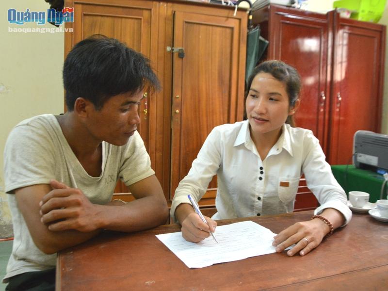 Em Đinh Thị Neo, 1 trong 5 sinh viên tốt nghiệp hệ cử tuyển được bố trí vào công chức xã.