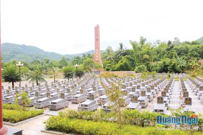 Nghĩa trang huyện Ba Tơ được xây dựng khang trang.