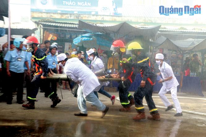 Cứu nạn cứu hộ tại cuộc thực tập chữa cháy chợ Trà Bồng (thị trấn Trà Xuân, Trà Bồng).